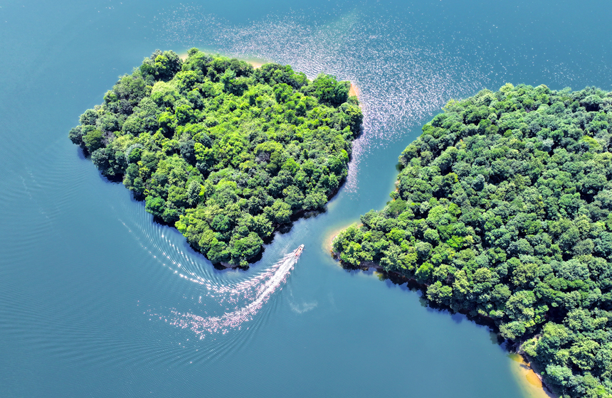 航拍渊明湖国家级水利风景区，巡湖船只与旖旎湖水、树木葱郁的小岛相映成景。李晓军摄