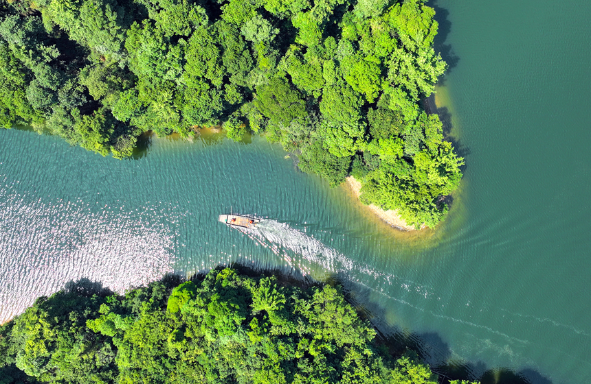 航拍渊明湖国家级水利风景区，巡湖船只与旖旎湖水、树木葱郁的小岛相映成景。李晓军摄