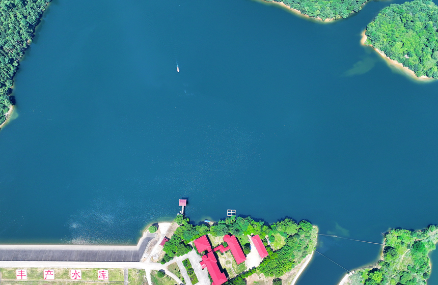 航拍渊明湖国家级水利风景区，巡湖船只与旖旎湖水、树木葱郁的小岛相映成景。何贱来摄