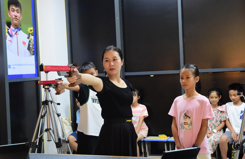 學生們在老師的指導下學習激光槍射擊技能。呂春華攝