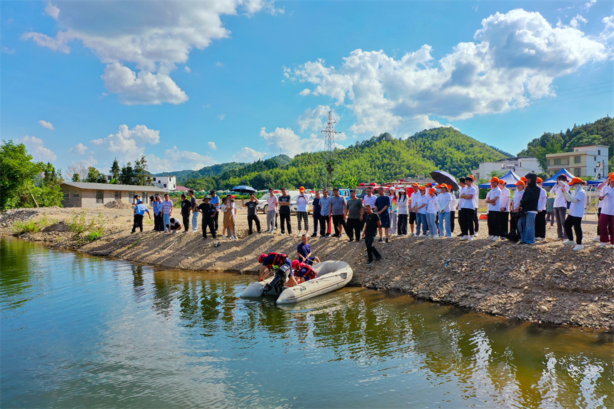 救援隊利用沖鋒舟在江西省贛州市全南縣龍下鄉桃江河進行搜索營救。