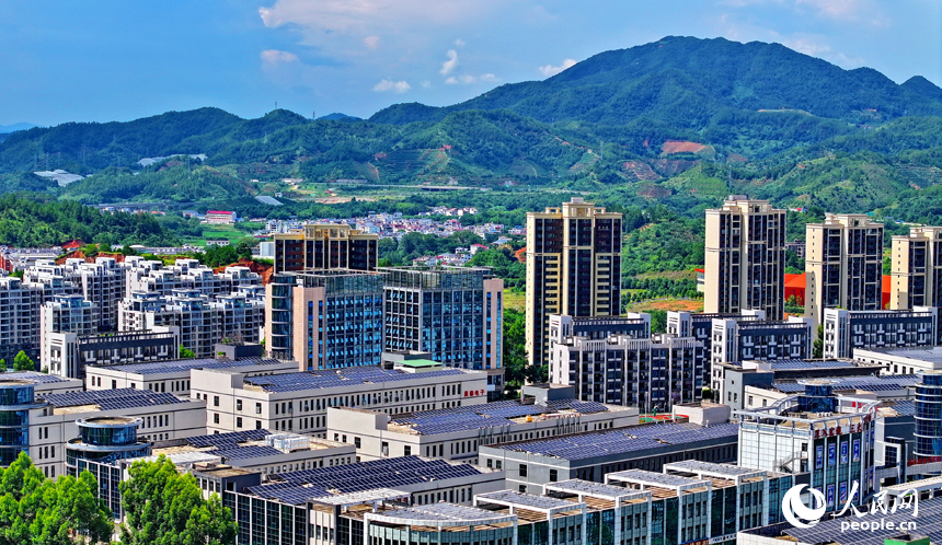 安远县产城新区，企业厂房屋顶安装的光伏发电板依次排列，进入并网发电阶段。人民网 朱海鹏摄