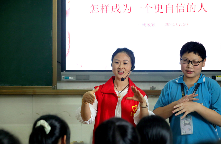 志願者在假日課堂上以游戲形式開展心理健康輔導，促進孩子們健康成長。何賤來攝