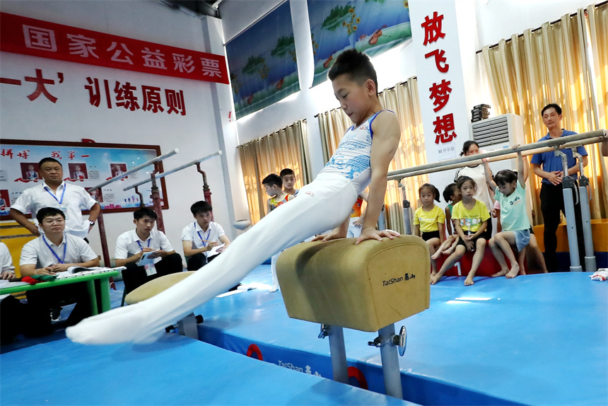体操小将们在赛场上展示竞技之美和艺术之美。 南平摄