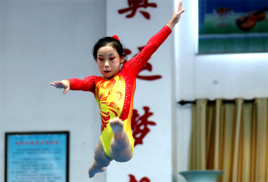 体操小将们在赛场上展示竞技之美和艺术之美。 南平摄