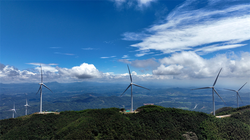 航拍万载县岭东乡丰顶山风力发电场。邓龙华摄