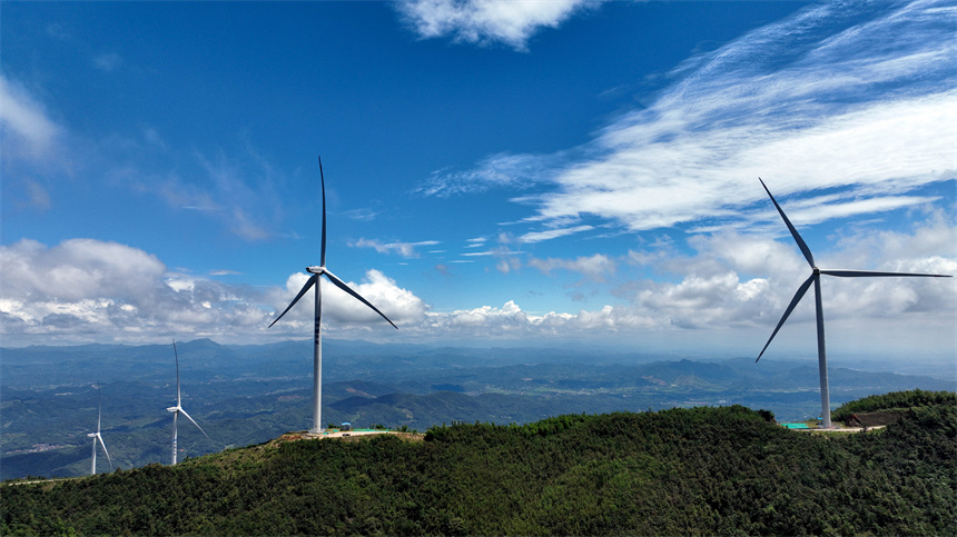 航拍万载县岭东乡丰顶山风力发电场。邓龙华摄