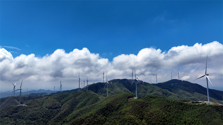 航拍万载县岭东乡丰顶山风力发电场。邓龙华摄
