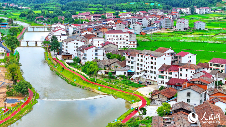 江西省撫州市宜黃縣宜水河畔，鱗次櫛比的房屋與河流、青山、田園相互映襯，構成一幅河暢、水清、岸綠、景美的秀美鄉村畫卷。人民網 朱海鵬攝