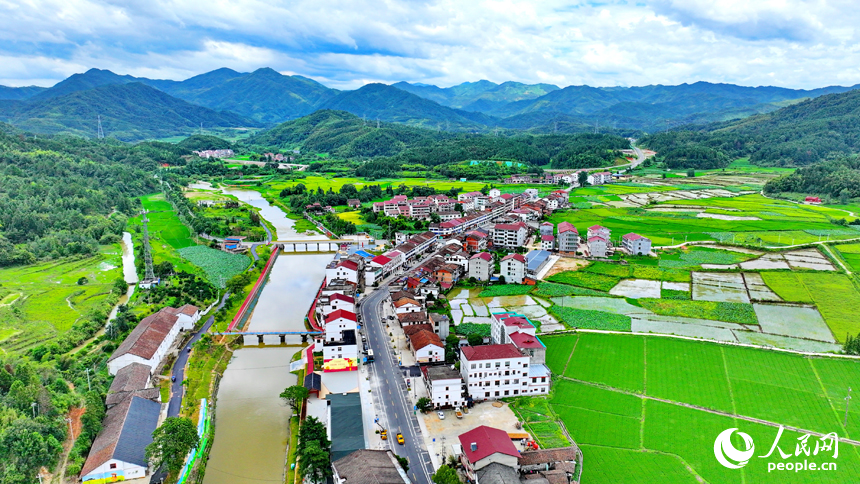 江西省抚州市宜黄县宜水河畔，鳞次栉比的房屋与河流、青山、田园相互映衬，构成一幅河畅、水清、岸绿、景美的秀美乡村画卷。人民网 朱海鹏摄