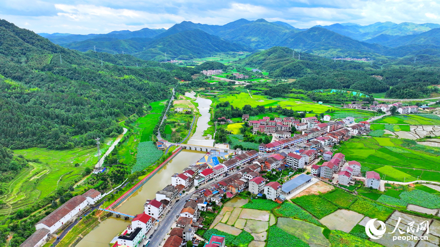 江西省抚州市宜黄县宜水河畔，鳞次栉比的房屋与河流、青山、田园相互映衬，构成一幅河畅、水清、岸绿、景美的秀美乡村画卷。人民网 朱海鹏摄