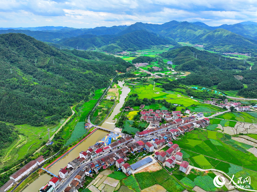 江西省抚州市宜黄县宜水河畔，鳞次栉比的房屋与河流、青山、田园相互映衬，构成一幅河畅、水清、岸绿、景美的秀美乡村画卷。人民网 朱海鹏摄