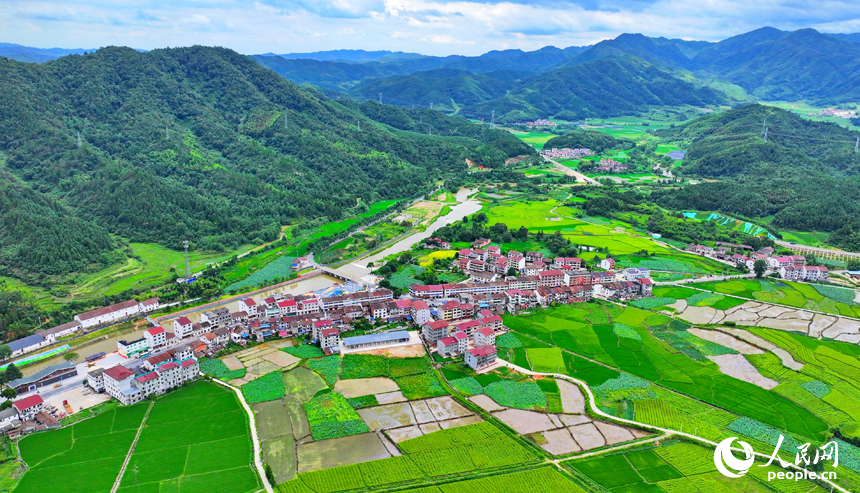 江西省抚州市宜黄县宜水河畔，鳞次栉比的房屋与河流、青山、田园相互映衬，构成一幅河畅、水清、岸绿、景美的秀美乡村画卷。人民网 朱海鹏摄