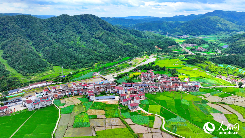 江西省抚州市宜黄县宜水河畔，鳞次栉比的房屋与河流、青山、田园相互映衬，构成一幅河畅、水清、岸绿、景美的秀美乡村画卷。人民网 朱海鹏摄