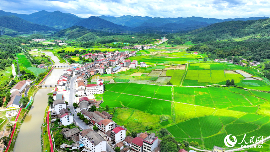 江西省撫州市宜黃縣宜水河畔，鱗次櫛比的房屋與河流、青山、田園相互映襯，構成一幅河暢、水清、岸綠、景美的秀美鄉村畫卷。人民網 朱海鵬攝