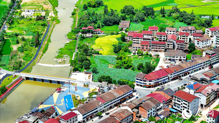 江西省撫州市宜黃縣宜水河畔，一座兼具蓄水、通行、觀賞、游玩等功能的“魚鱗壩”，成為獨特的水生態文化景觀。人民網 朱海鵬攝