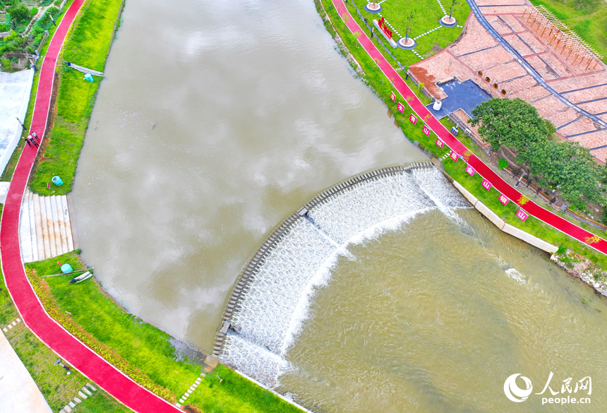江西省抚州市宜黄县宜水河畔，一座兼具蓄水、通行、观赏、游玩等功能的“鱼鳞坝”，成为独特的水生态文化景观。人民网 朱海鹏摄