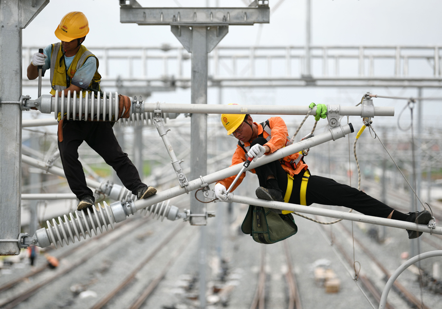 技术人员与施工人员正在对昌景黄高铁接触网供电线路进行静态验收。 胡国林摄