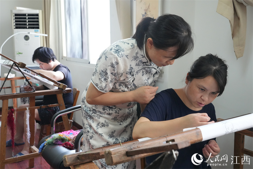宣纸刺绣爱好者在学习刺绣技艺。人民网 孔文进摄