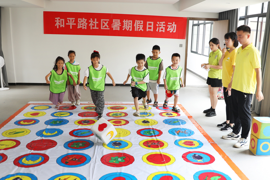 孩子們正在玩“眼明腳快”的游戲。陳旗海 攝