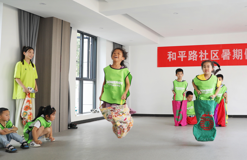 孩子們正在玩“眼明腳快”的游戲。陳旗海攝
