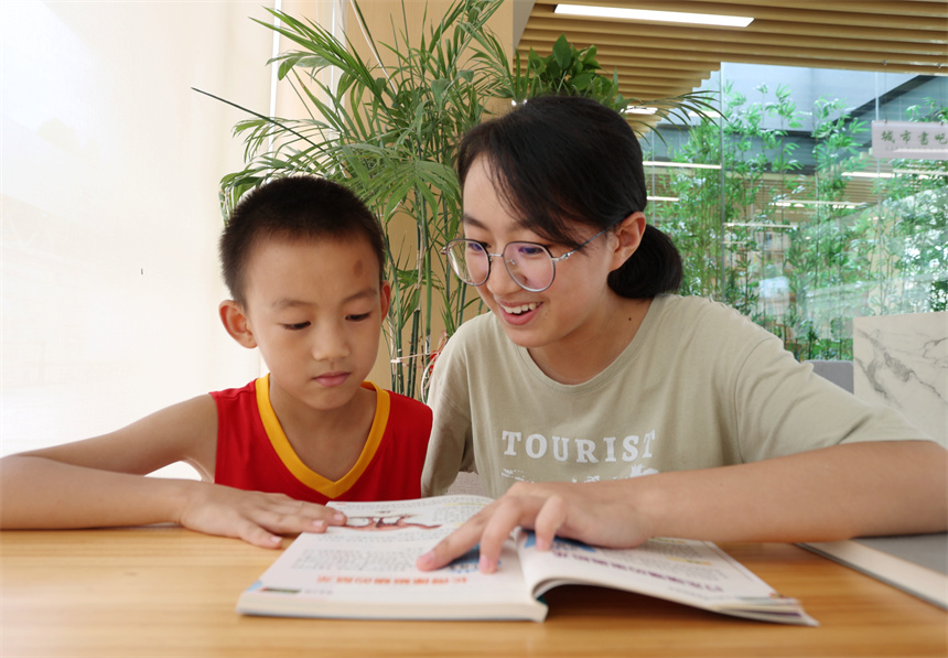 市民和孩子們在城市書吧學習。鄭飛華攝