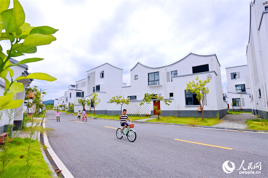 撫州市東臨新區湖南鄉靈谷峰村，幾名兒童在家門口玩耍。朱海鵬攝