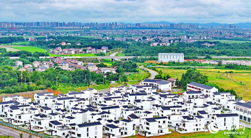 抚州市东临新区湖南乡灵谷峰村，绿树青山与错落有致的安置房相映成景。朱海鹏摄