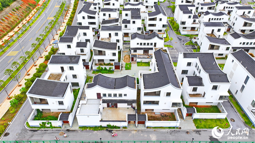 抚州市东临新区湖南乡灵谷峰村，绿树青山与错落有致的安置房相映成景。朱海鹏摄