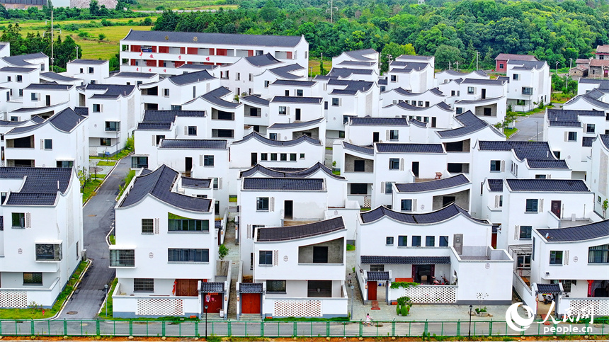 抚州市东临新区湖南乡灵谷峰村，绿树青山与错落有致的安置房相映成景。朱海鹏摄