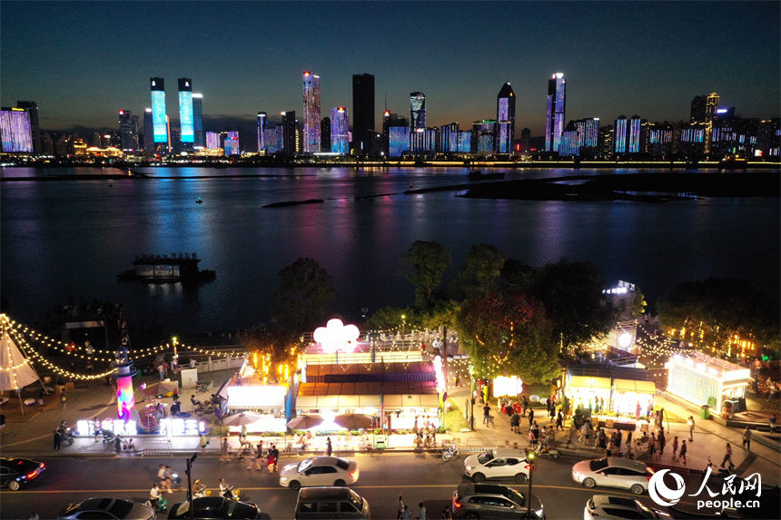 “漫滕王夜市”璀璨灯光，市民和游客享受着美食美景带来的愉悦。 人民网记者 时雨摄