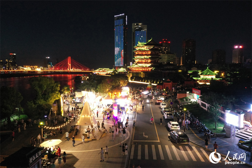 “漫滕王夜市”璀璨灯光，市民和游客享受着美食美景带来的愉悦。 人民网记者 时雨摄