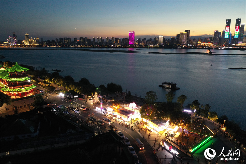 “漫滕王夜市”璀璨灯光，市民和游客享受着美食美景带来的愉悦。 人民网记者 时雨摄