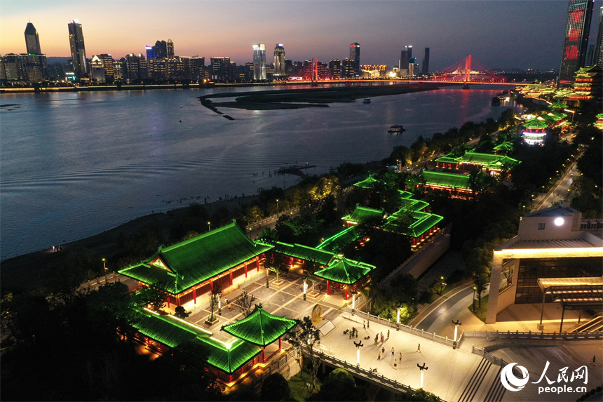“漫滕王夜市”璀璨灯光，市民和游客享受着美食美景带来的愉悦。 人民网记者 时雨摄