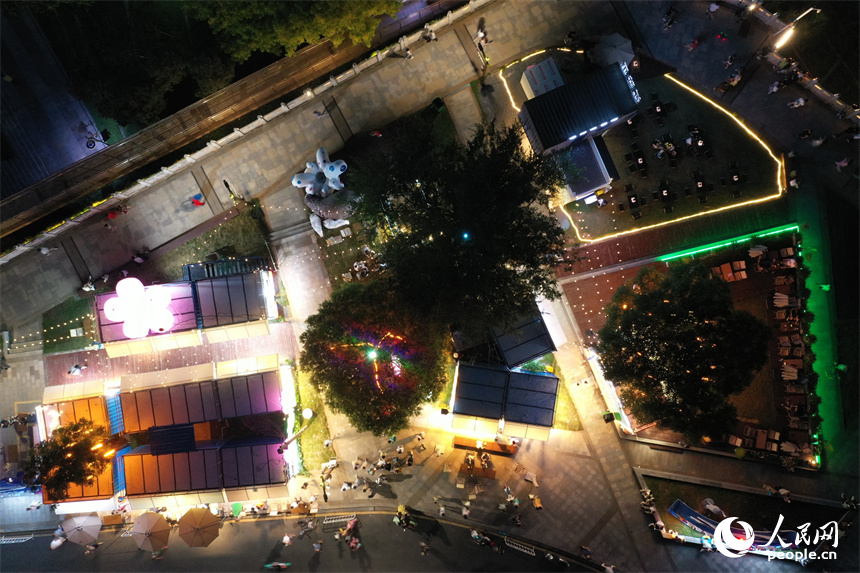 “漫滕王夜市”璀璨灯光，市民和游客享受着美食美景带来的愉悦。 人民网记者 时雨摄