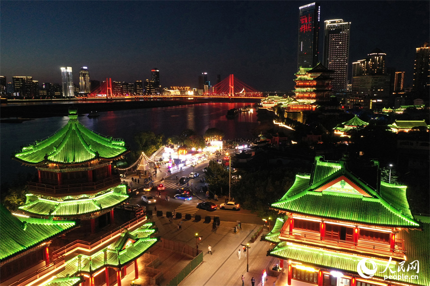 “漫滕王夜市”璀璨灯光，市民和游客享受着美食美景带来的愉悦。 人民网记者 时雨摄