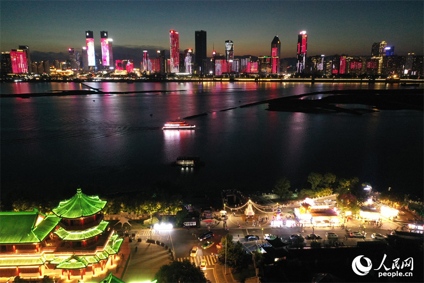 “漫滕王夜市”璀璨灯光，市民和游客享受着美食美景带来的愉悦。 人民网记者 时雨摄