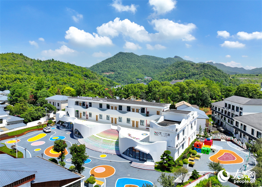 萍鄉市湘東區江口村，整潔一新的房屋和公共設施提升了鄉村“顏值”。人民網 朱海鵬攝