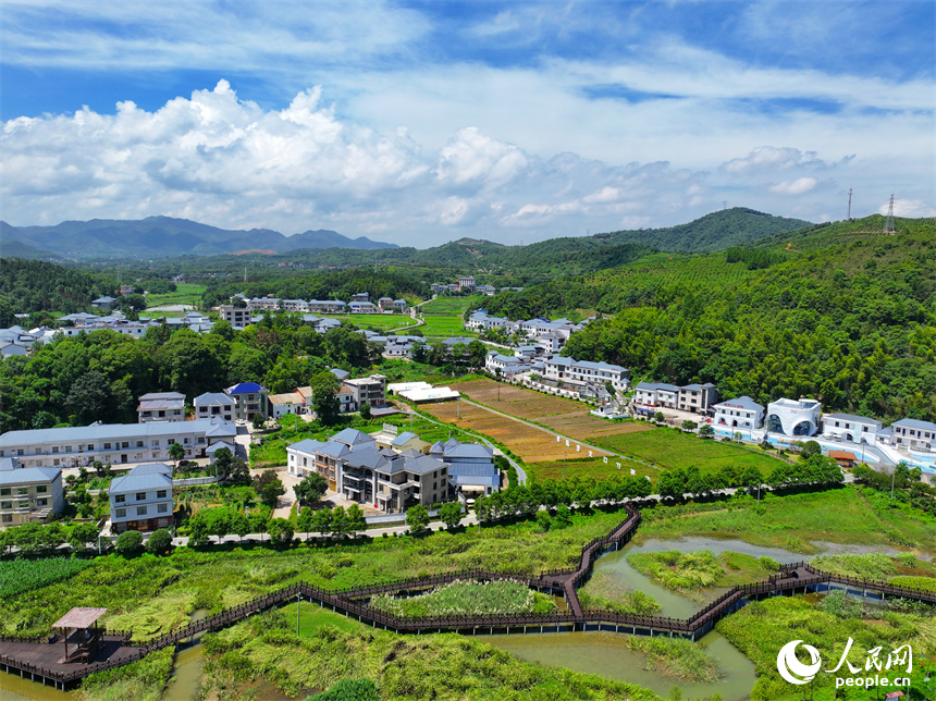 萍鄉市湘東區江口村，依山傍水，綠樹蔥蘢。人民網 朱海鵬攝