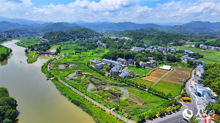 萍鄉市湘東區江口村，依山傍水，綠樹蔥蘢。人民網 朱海鵬攝