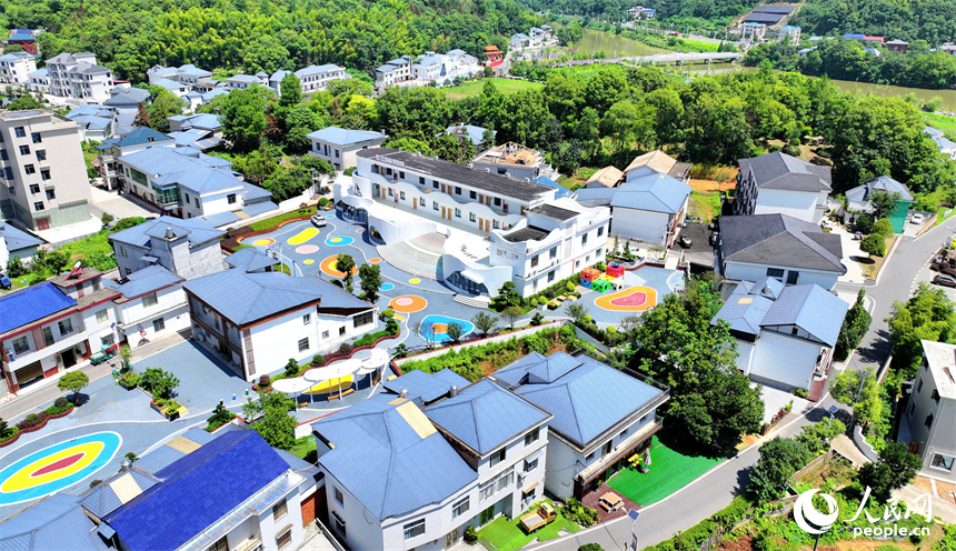 萍鄉市湘東區江口村，整潔一新的房屋和公共設施提升了鄉村“顏值”。人民網 朱海鵬攝