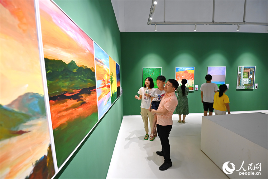 在萍鄉市湘東區江口村的零799藝術區藝術展廳裡，游客在參觀本土畫家創作的油畫作品。人民網 朱海鵬攝