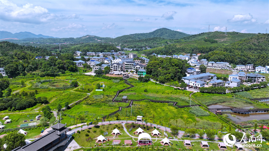 萍鄉市湘東區江口村，依山傍水，綠樹蔥蘢。人民網 朱海鵬攝