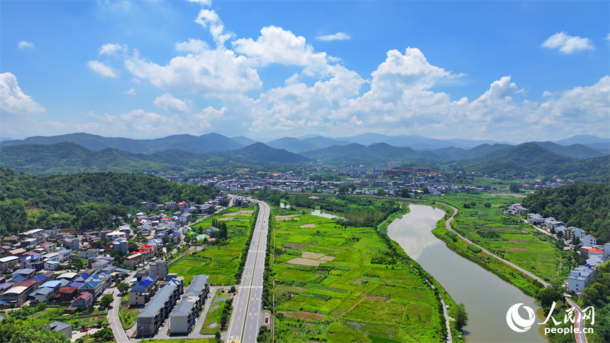 萍鄉市湘東區江口村，車輛行駛在鄉鎮公路上，沿線生態美景怡人。人民網 朱海鵬攝