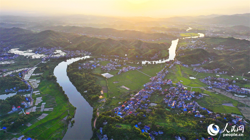 江西省萍乡市湘东区萍水河畔，沿岸绿植、树木、游步道与楼房建筑相映衬，构成一幅风光旖旎的水清岸绿城美的绿色生态画卷。人民网 朱海鹏摄