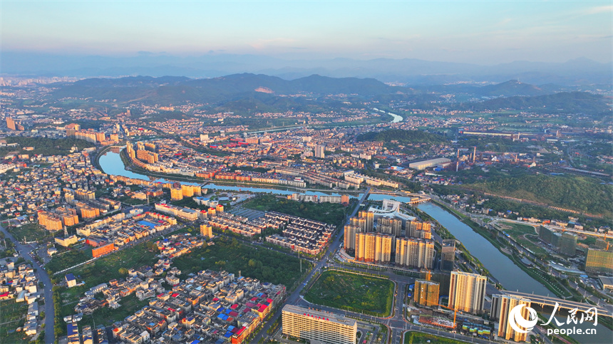 江西省萍乡市湘东区萍水河畔，沿岸绿植、树木、游步道与楼房建筑相映衬，构成一幅风光旖旎的水清岸绿城美的绿色生态画卷。人民网 朱海鹏摄