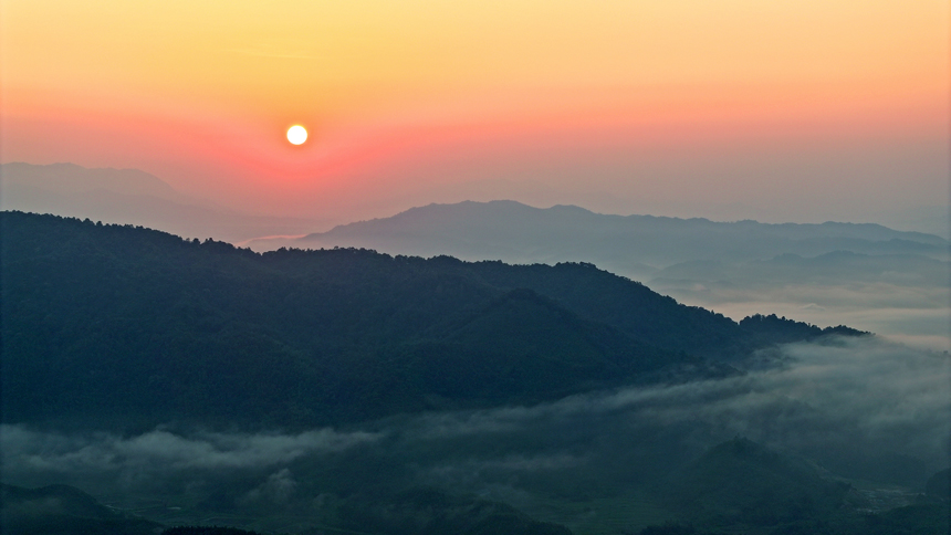 宜豐縣黃墾鎮、潭山鎮、天寶鄉交界一帶，雨后日出與連綿山巒、縹緲雲霧、隱約村庄交相輝映，宛如仙境。何賤來攝