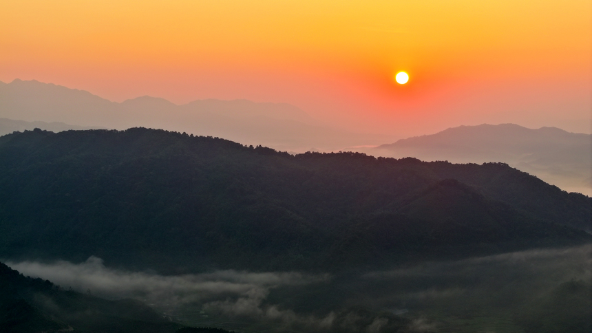 宜豐縣黃墾鎮、潭山鎮、天寶鄉交界一帶，雨后日出與連綿山巒、縹緲雲霧、隱約村庄交相輝映，宛如仙境。何賤來攝