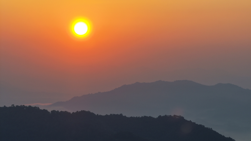 宜豐縣黃墾鎮、潭山鎮、天寶鄉交界一帶，雨后日出與連綿山巒、縹緲雲霧、隱約村庄交相輝映，宛如仙境。何賤來攝