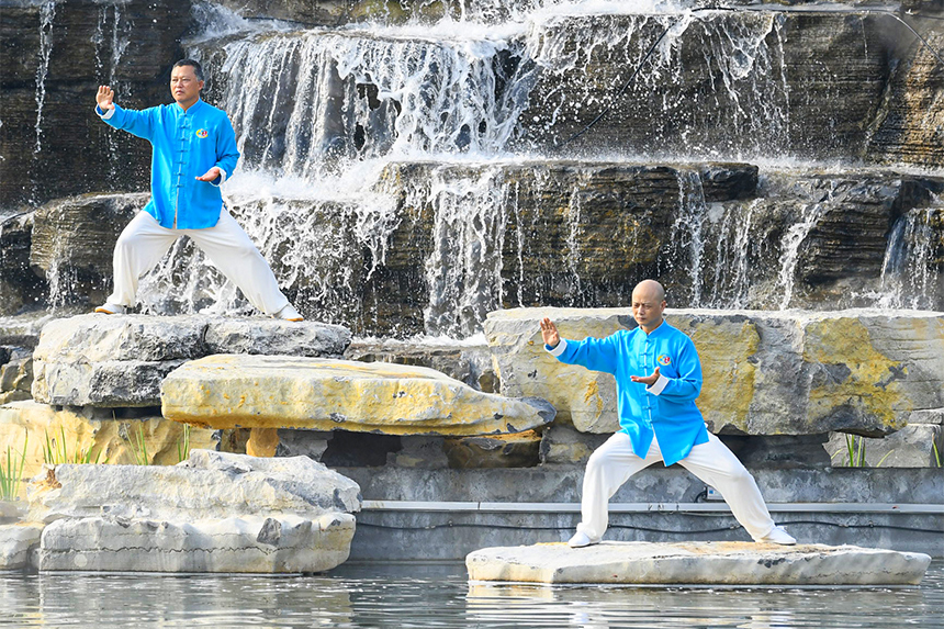 近日，在“定南之窗”商贸文旅综合体湖畔，太极拳爱好者正在练习太极拳。詹继成摄